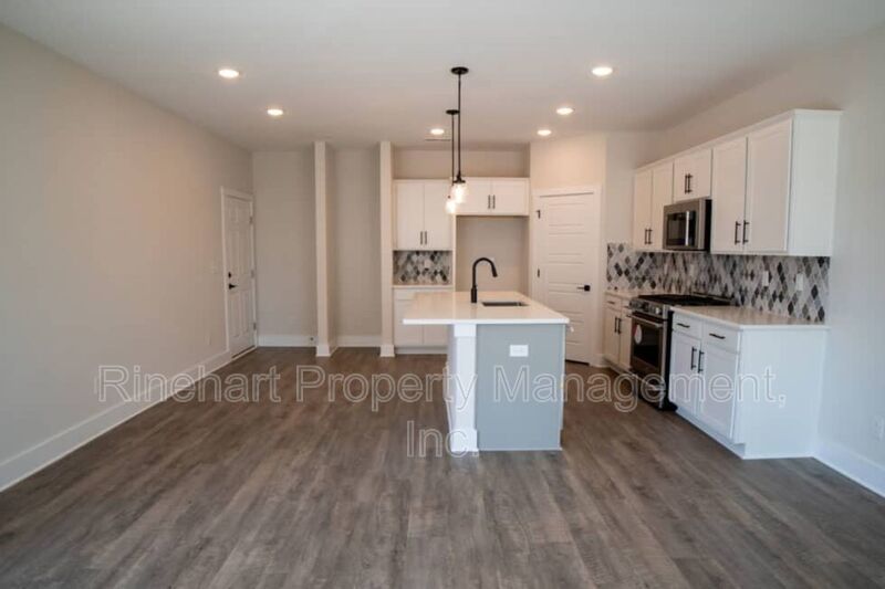 LUXURY TOWNHOME w/ Garage Parking ***RENT SPECIAL: $0 FIRST MONTH'S RENT*** property image