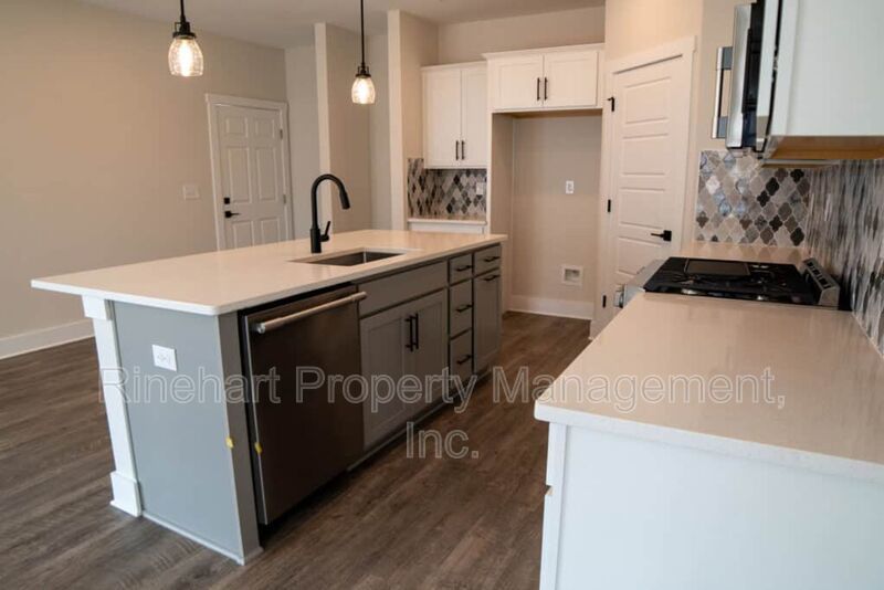 LUXURY TOWNHOME w/ Garage Parking ***RENT SPECIAL: $0 FIRST MONTH'S RENT*** property image