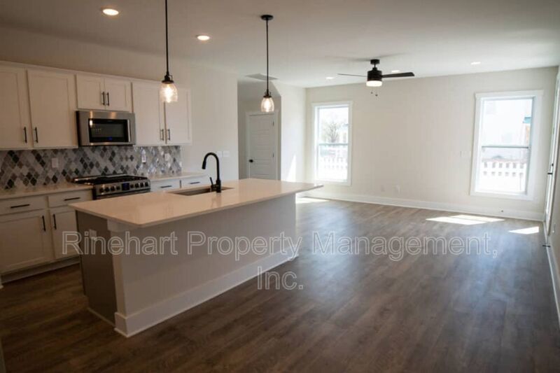 LUXURY TOWNHOME w/ Garage Parking ***RENT SPECIAL: $0 FIRST MONTH'S RENT*** property image