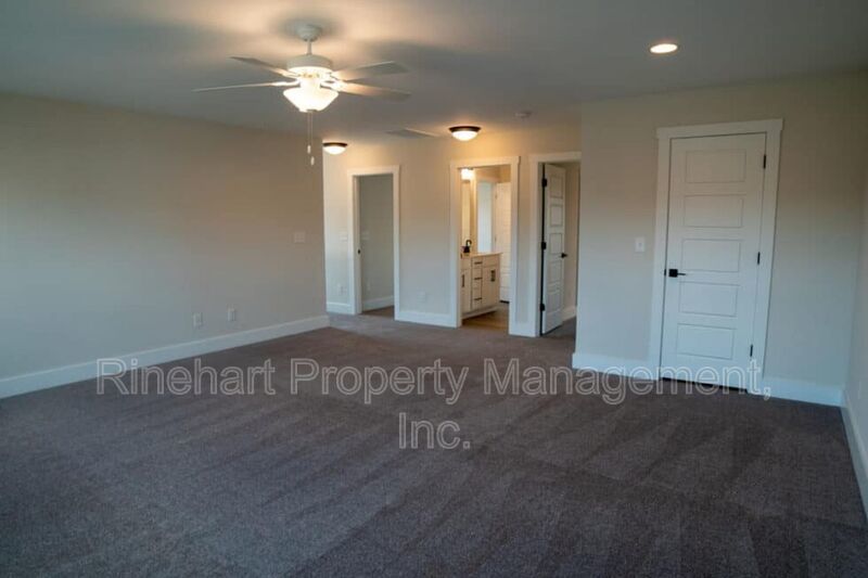 LUXURY TOWNHOME w/ Garage Parking ***RENT SPECIAL: $0 FIRST MONTH'S RENT*** property image