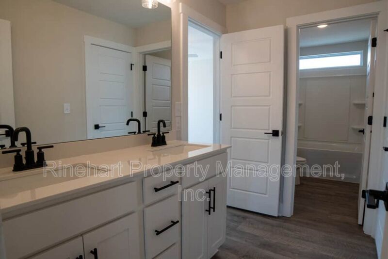 LUXURY TOWNHOME w/ Garage Parking ***RENT SPECIAL: $0 FIRST MONTH'S RENT*** property image