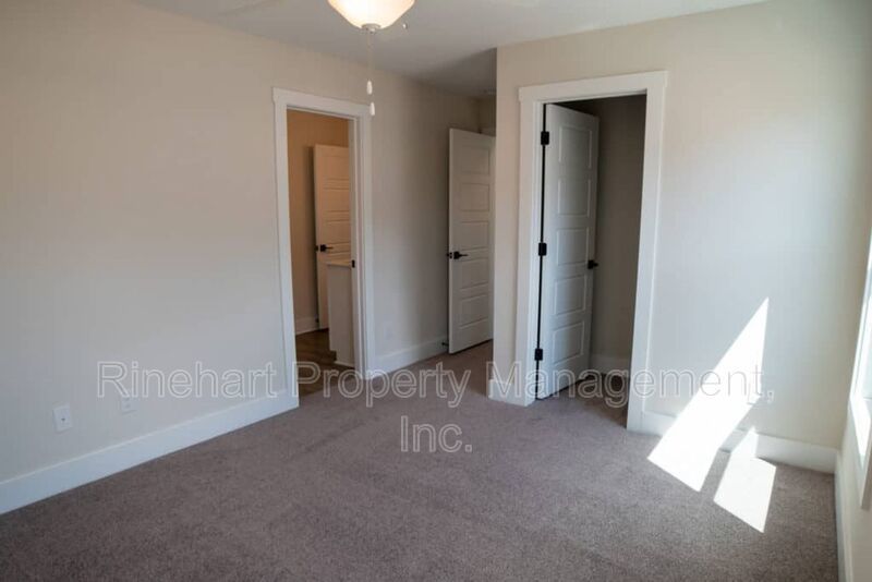 LUXURY TOWNHOME w/ Garage Parking ***RENT SPECIAL: $0 FIRST MONTH'S RENT*** property image
