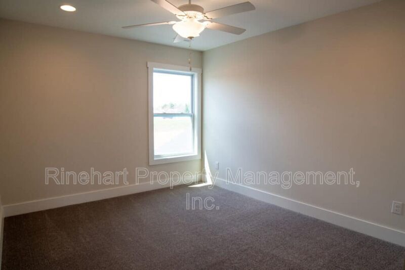 LUXURY TOWNHOME w/ Garage Parking ***RENT SPECIAL: $0 FIRST MONTH'S RENT*** property image