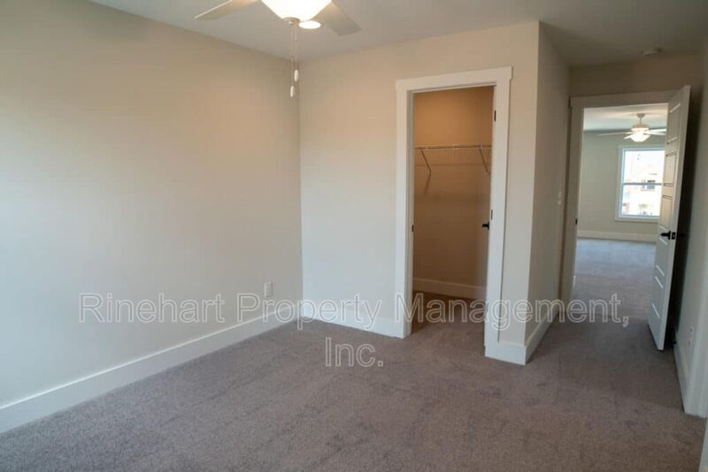 LUXURY TOWNHOME w/ Garage Parking ***RENT SPECIAL: $0 FIRST MONTH'S RENT*** property image