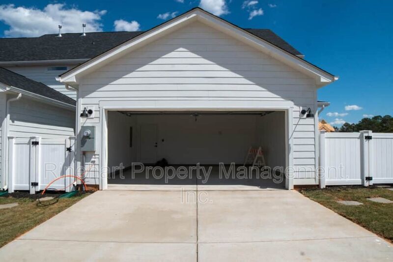 LUXURY TOWNHOME w/ Garage Parking ***RENT SPECIAL: $0 FIRST MONTH'S RENT*** property image