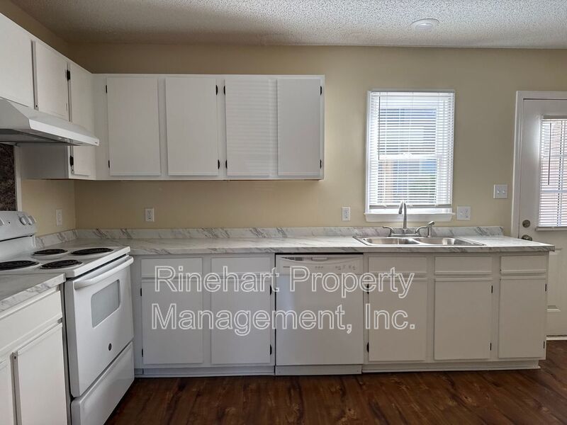 2 BR, 1.5 Bathroom Camden Avenue Townhome ***MOVE-IN SPECIAL: $500 FREE GROCERIES AND $100 FREE GAS*** property image