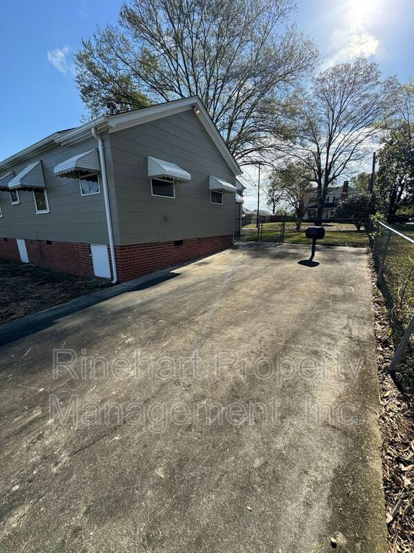 Cozy 2-Bedroom, 1-Bathroom Home w/ a Bonus Room property image