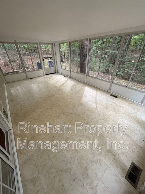 3-bedroom, 2-bathroom Home with Sunroom! property image