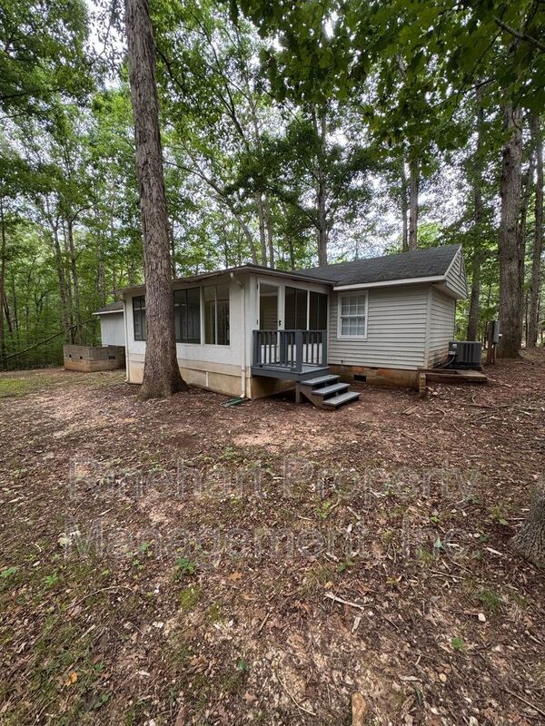 3-bedroom, 2-bathroom Home with Sunroom! property image
