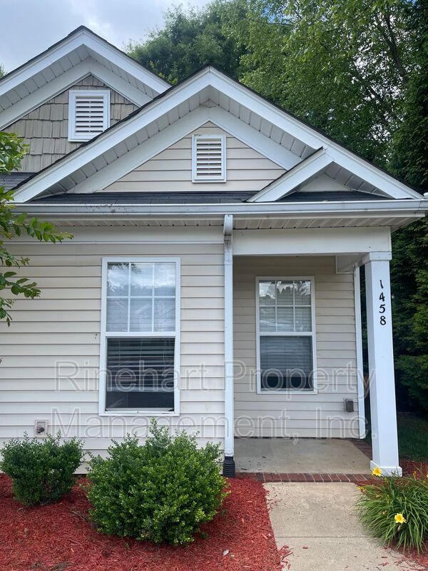 End-Unit Townhome Near Lake Wylie Shopping & Dining property image