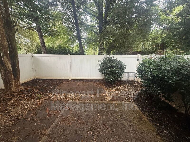 End-Unit Townhome Near Lake Wylie Shopping & Dining property image