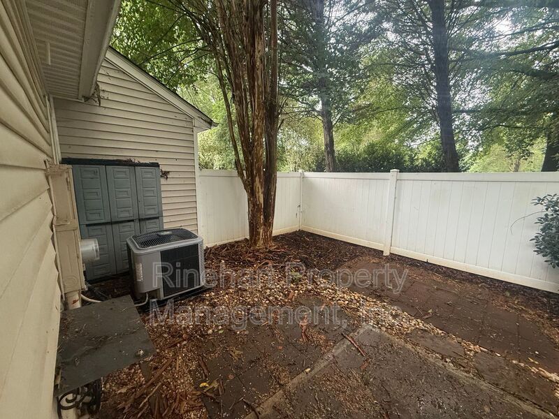 End-Unit Townhome Near Lake Wylie Shopping & Dining property image