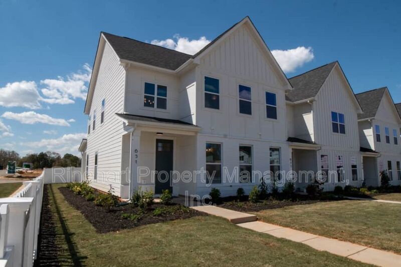 LUXURY TOWNHOME w/ Garage Parking and LARGE YARD ***RENT SPECIAL: $0 FIRST MONTH'S RENT*** property image