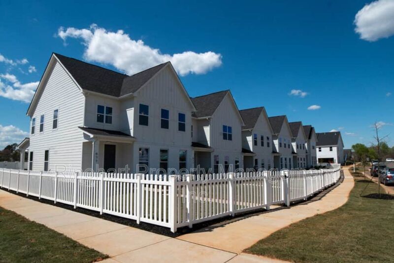 LUXURY TOWNHOME w/ Garage Parking and LARGE YARD ***RENT SPECIAL: $0 FIRST MONTH'S RENT*** property image