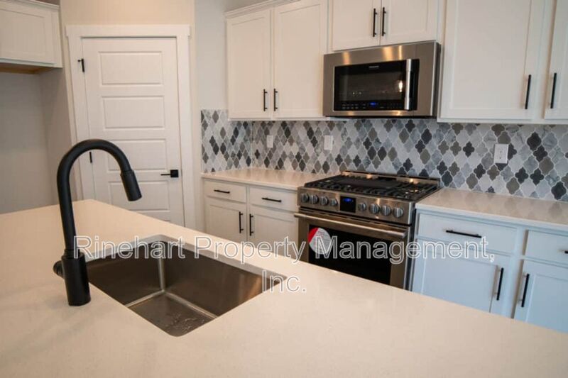 LUXURY TOWNHOME w/ Garage Parking and LARGE YARD ***RENT SPECIAL: $0 FIRST MONTH'S RENT*** property image