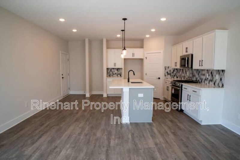 LUXURY TOWNHOME w/ Garage Parking and LARGE YARD ***RENT SPECIAL: $0 FIRST MONTH'S RENT*** property image