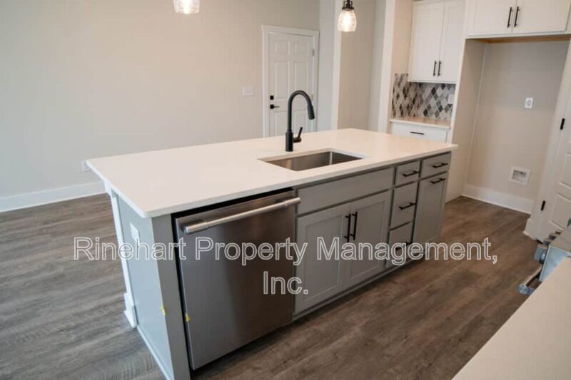 LUXURY TOWNHOME w/ Garage Parking and LARGE YARD ***RENT SPECIAL: $0 FIRST MONTH'S RENT*** property image