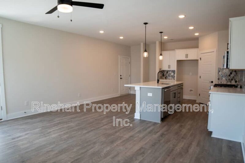 LUXURY TOWNHOME w/ Garage Parking and LARGE YARD ***RENT SPECIAL: $0 FIRST MONTH'S RENT*** property image
