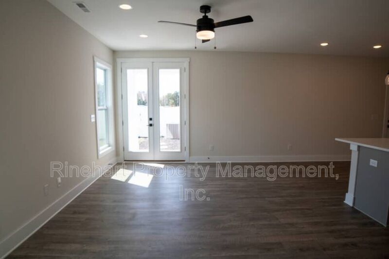 LUXURY TOWNHOME w/ Garage Parking and LARGE YARD ***RENT SPECIAL: $0 FIRST MONTH'S RENT*** property image