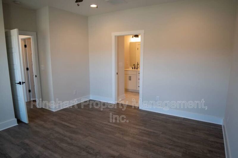 LUXURY TOWNHOME w/ Garage Parking and LARGE YARD ***RENT SPECIAL: $0 FIRST MONTH'S RENT*** property image