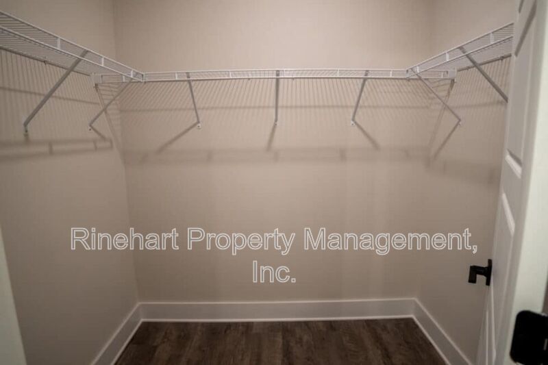 LUXURY TOWNHOME w/ Garage Parking and LARGE YARD ***RENT SPECIAL: $0 FIRST MONTH'S RENT*** property image