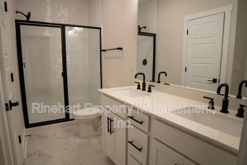 LUXURY TOWNHOME w/ Garage Parking and LARGE YARD ***RENT SPECIAL: $0 FIRST MONTH'S RENT*** property image