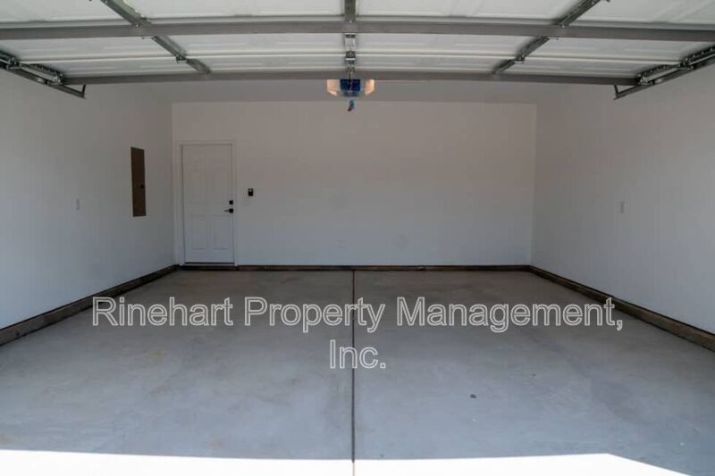 LUXURY TOWNHOME w/ Garage Parking and LARGE YARD ***RENT SPECIAL: $0 FIRST MONTH'S RENT*** property image