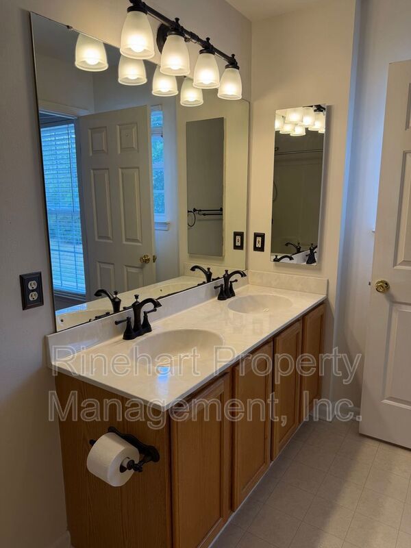 Welcome to this spacious 2 bedroom, 2.5 bath townhome in Atherton Place! property image