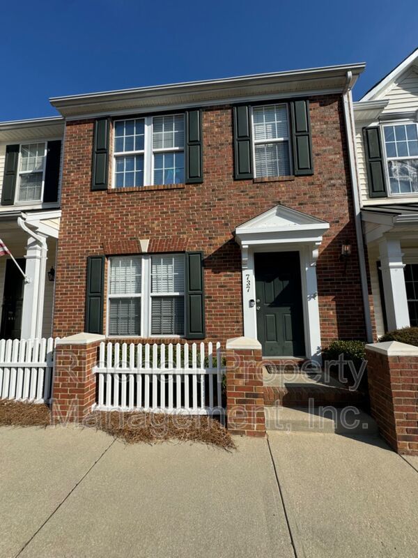Welcome to this spacious 2 bedroom, 2.5 bath townhome in Atherton Place! property image