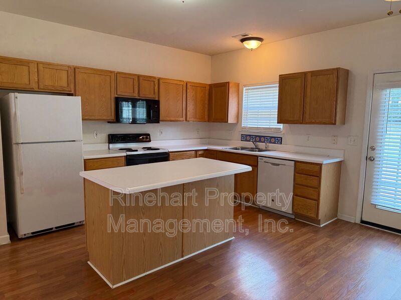 Welcome to this spacious 2 bedroom, 2.5 bath townhome in Atherton Place! property image