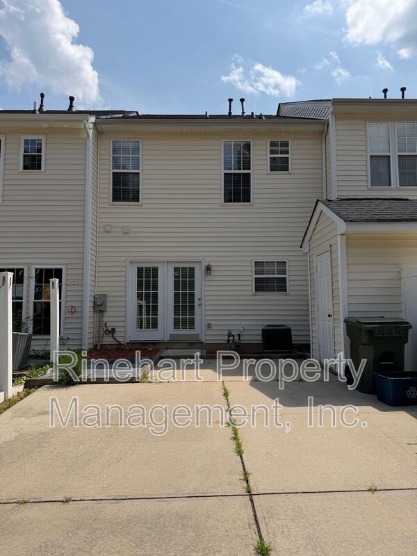 Welcome to this spacious 2 bedroom, 2.5 bath townhome in Atherton Place! property image