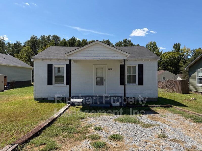 2 Bedroom 1 Bath Home off Heckle Blvd with Central Heat & Air property image