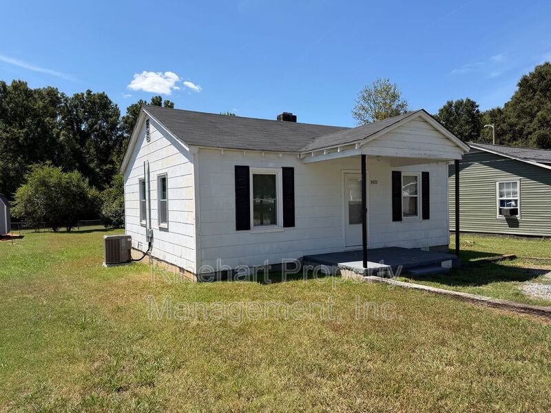 2 Bedroom 1 Bath Home off Heckle Blvd with Central Heat & Air property image