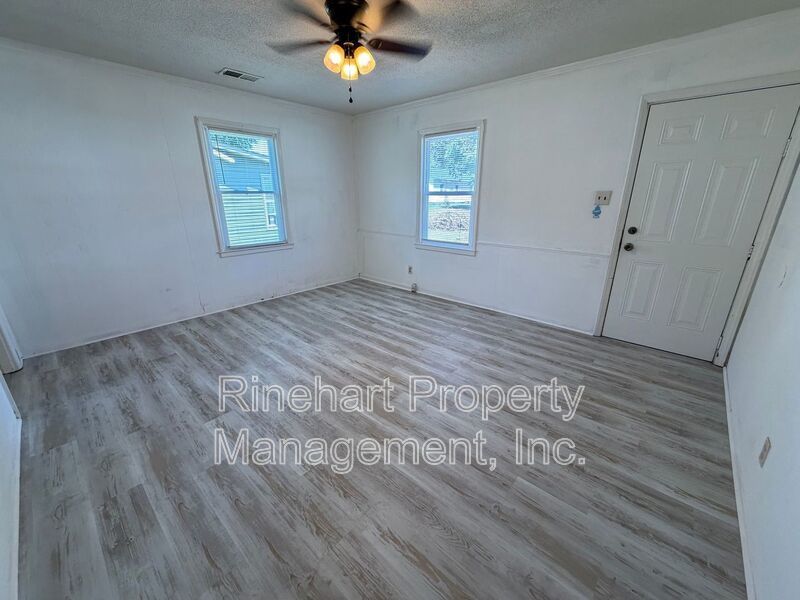 2 Bedroom 1 Bath Home off Heckle Blvd with Central Heat & Air property image