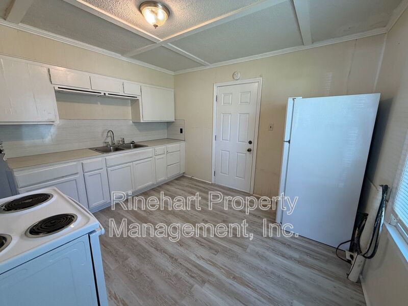 2 Bedroom 1 Bath Home off Heckle Blvd with Central Heat & Air property image