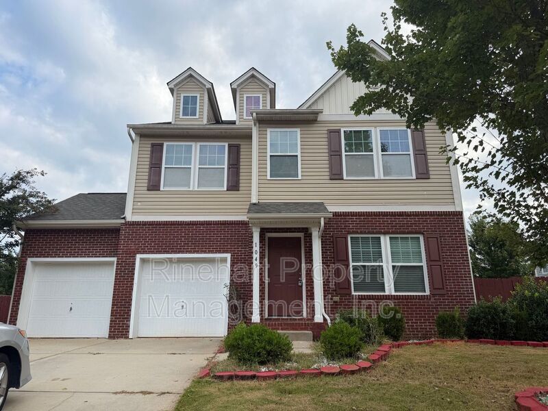 Spacious 3 Bedroom Home with Loft, Screened Deck & Fenced Yard property image