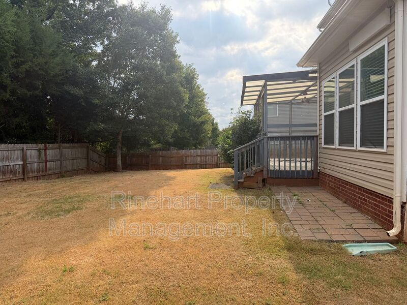 Spacious 3 Bedroom Home with Loft, Screened Deck & Fenced Yard property image