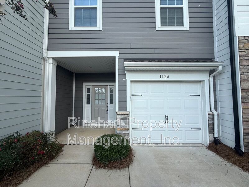 3BR/2.5BA Townhome in Paddlers Cove | Garage, Lake Access, Lawn Care Included property image