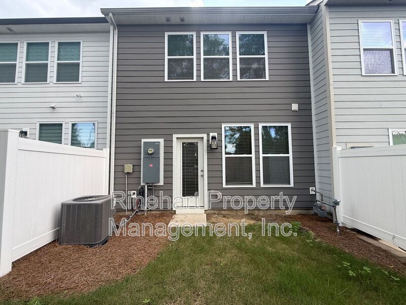3BR/2.5BA Townhome in Paddlers Cove | Garage, Lake Access, Lawn Care Included property image