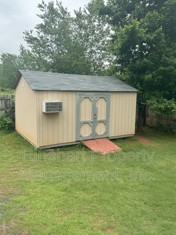 Spacious 3 Bedroom Home with Loft, Screened Deck & Fenced Yard property image