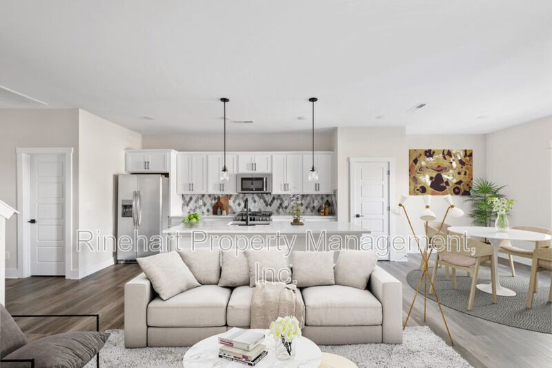 LUXURY TOWNHOME w/ Garage Parking ***RENT SPECIAL: $0 FIRST MONTH'S RENT*** property image