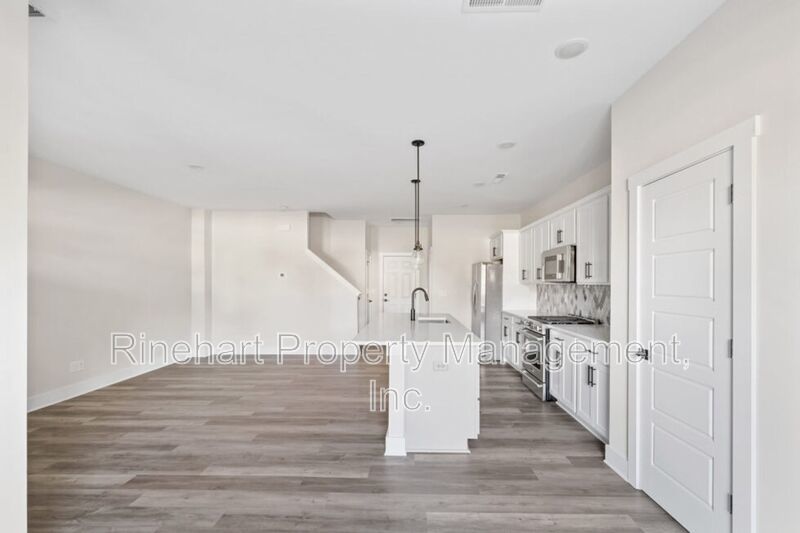 LUXURY TOWNHOME w/ Garage Parking ***RENT SPECIAL: $0 FIRST MONTH'S RENT*** property image