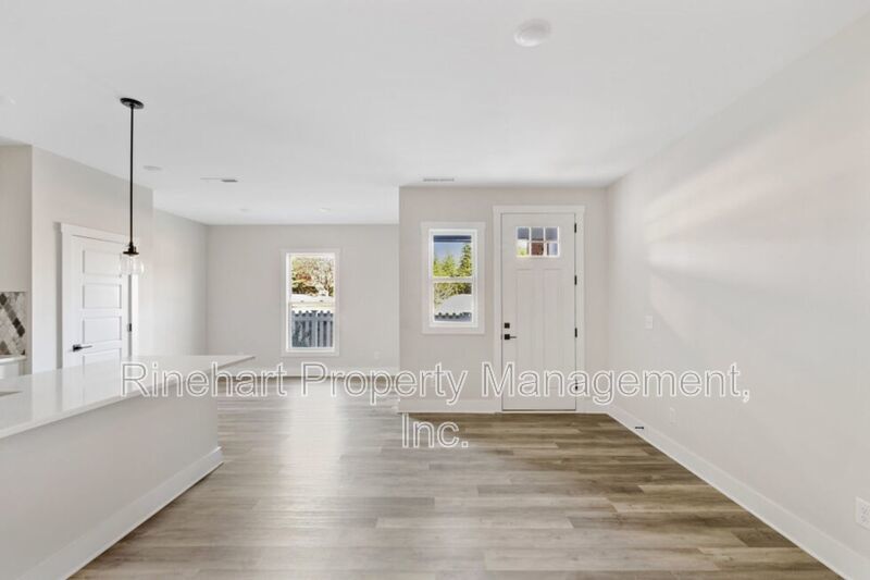 LUXURY TOWNHOME w/ Garage Parking ***RENT SPECIAL: $0 FIRST MONTH'S RENT*** property image