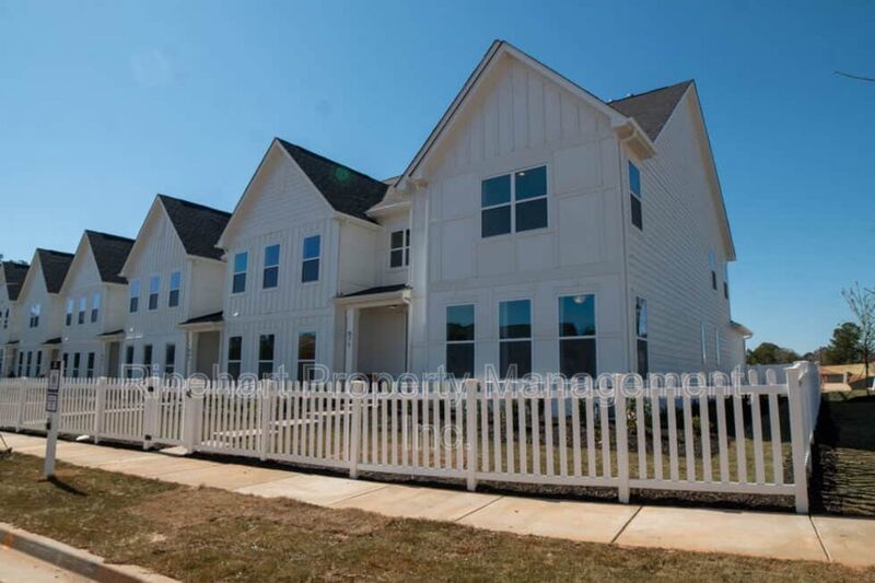 LUXURY TOWNHOME w/ Garage Parking ***RENT SPECIAL: $0 FIRST MONTH'S RENT*** property image