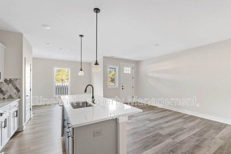 LUXURY TOWNHOME w/ Garage Parking ***RENT SPECIAL: $0 FIRST MONTH'S RENT*** property image