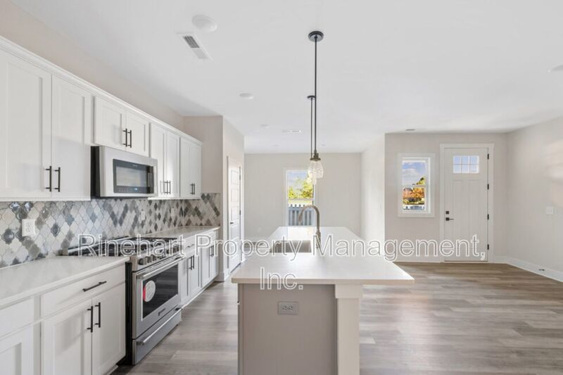 LUXURY TOWNHOME w/ Garage Parking ***RENT SPECIAL: $0 FIRST MONTH'S RENT*** property image