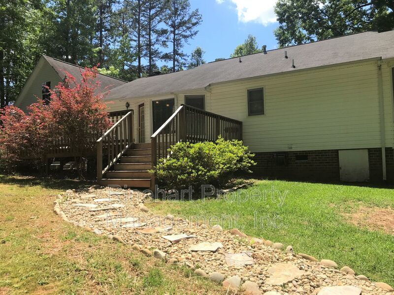 Stunning 3 Bedroom Home with Bonus Room property image